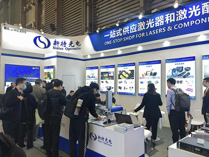 J9九游会光电工作人员态度热情、专业、耐心地向观众们讲解产品的性能参数