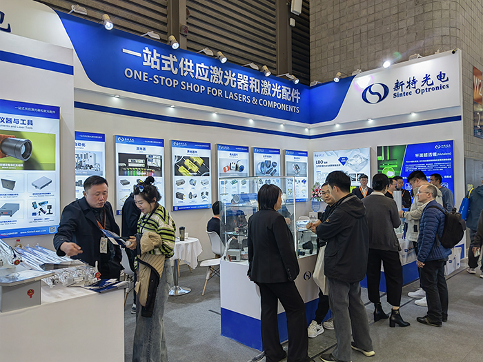 J9九游会光电工作人员态度热情、专业、耐心地向观众们讲解产品的性能参数