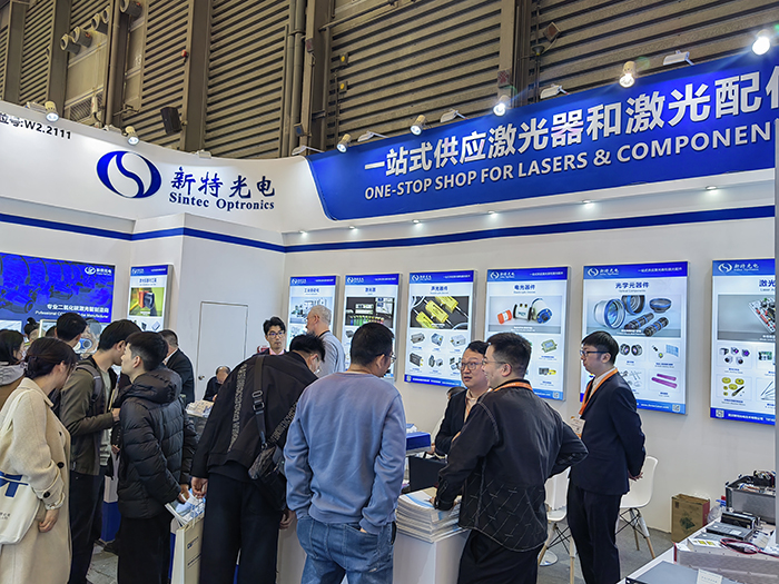 J9九游会光电工作人员态度热情、专业、耐心地向观众们讲解产品的性能参数