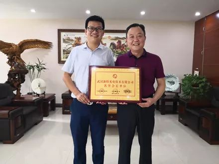 《企业与市场》杂志和《企业与市场》网总编辑王义明为武汉J9九游会光电技术有限公司总经理陈义兵授牌